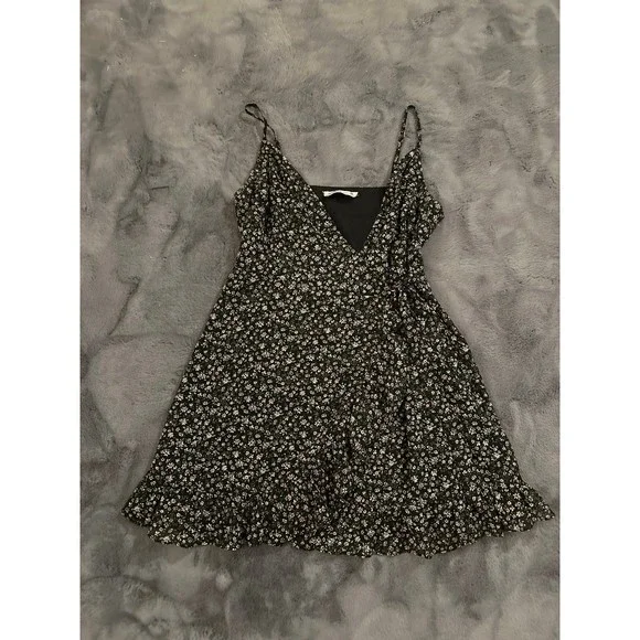 Hollister Floral Dress - Picture 3 of 7